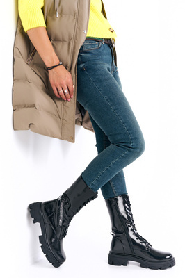 TR747 TRAPER CZARNY LAKIER